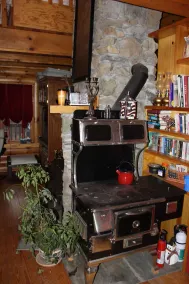 Serene Log Cabin Nestled Among the Battlefields - Image 5