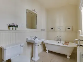 HARBOURSIDE COTTAGE, family friendly in Brewers Quay Harbour - Image 5