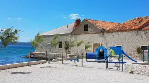 Sunny Beachside Apartment Mare/Big Terrace/Parking/Close to Split - Image 2