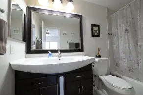 2 Bedroom 2-bathroom townhome & yard - Image 4