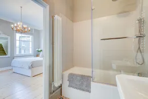 CENTRAL LONDON HISTORIC TOWNHOUSE! NEAR BUCKINGHAM PALACE, RIVER METROS & CAFES! - Image 2
