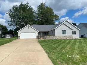 Gun lake 4 Bed 2.5 Bath Home w/2 car garage, kayaks, paddleboards, free Wi-Fi - Image 4