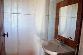 Gardians hus omgivet av vingårdar och ek och olivträd - Image 2