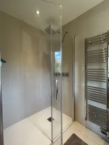 Contemporary house with swimming pool - Image 2