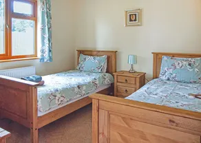 Spacious lodge with one double and one twin. - Image 4