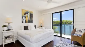 Stunning two level waterfront townhouse - Image 4