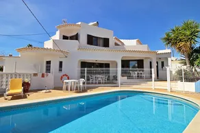 Villa familiale, piscine avec protection pour enfants, 4 chambres à coucher et 3 salles de bain - Image 4