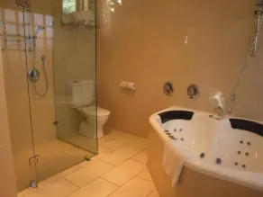 Bishops Garden Spa Suite - Image 5