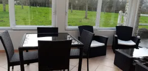 Charmerende sommerhus med sydvendt veranda med udsigt over en frugtplantage. - Image 5
