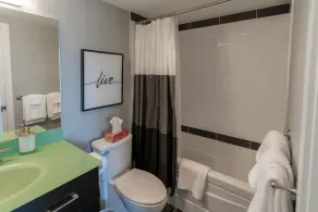 Sub-Penthouse 35th Floor | Sleeps 9, 270° Views, Pool & Patio | Walk to BC Place - Image 4