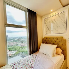 Luxury Anderson Apartment On Top of Pakuwon Mall - Image 5