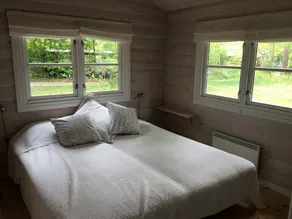 Log house near a child-friendly sandy beach - Image 4