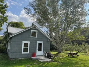 Newly Renovated Country Farmhouse. Great room, Large kitchen, Bright 3 bd/2.5 ba - Image 3