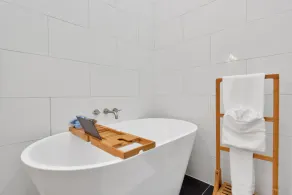Noon Checkout, Soaking Tub, Sleeps 6 - Image 3