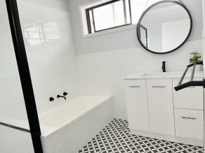 6 Lake st, 4 bedroom , 3 bathroom, 4 toilets, kitchen upstairs and downstairs - Image 3