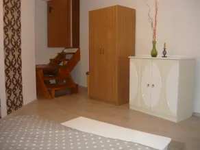 Attic Apartment - 2 Separate Bedrooms - Image 5
