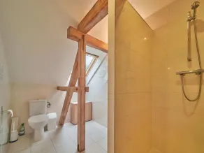 Spacious Mountain Retreat - Image 4