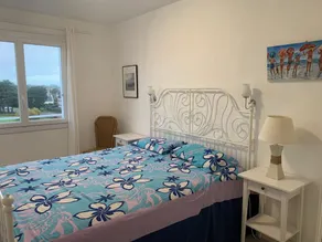 Waterfront apartment in wooded park - Image 3