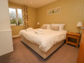 OAK LODGE, character holiday cottage, with a garden in Goosnargh - Image 4