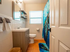 Hermosa casa remodelada de 4 dormitorios / 2 baños con piscina - Image 2