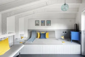 Canal-side architect-designed tiny house - Image 3
