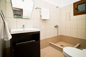 For families & friend groups close to beaches &climbing sectors. Great location! - Image 4