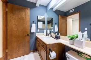 Luxury Condo in Prime Location! Close to Shopping and Beaches. - Image 3