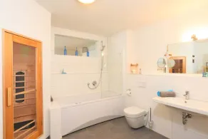 Ground-floor vacation apartment on the harbor with a fantastic view of the water, hot tub, infrared sauna, and gel fireplace - Image 5