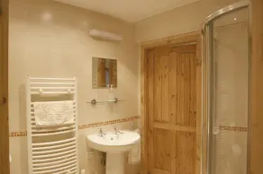 The Holmes Barn - Sleeps 16 - Pet friendly - Image 3