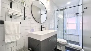 Modern/Luxury 2 bdrm- KING Bed- University City - Image 4