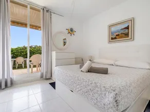 Apartment with private garden and pool 1km beach - Image 4