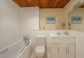 An elegant two-bedroom apartment in the heart of the city. Sleeps 4. - Image 2