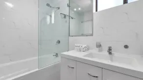 Lovely 2 bedroom ground floor apartment in Noosa Heads with generous private courtyard. - Image 2
