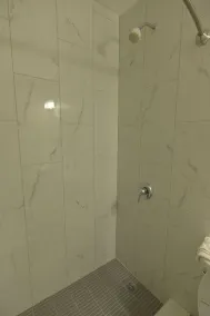 Deluxe Inn - Image 2