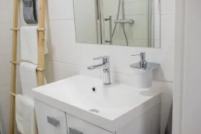El apartamento ha sido recientemente renovado, cómodo y moderno. - Image 2