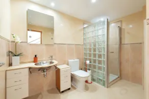 Es Closet - Image 2