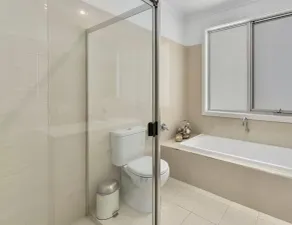 Executive lifestyle holiday accommodation, free WIFI. Town center. - Image 3