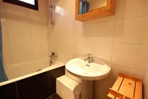 À 100m des pistes de ski, 5ème étage, vue montagne, balcon, parking, télévision, casier à ski, 35m² - Image 2
