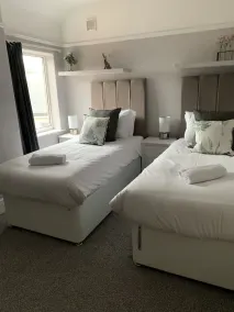 Newlyn House - 5 bed sleeps 11 Guests - Image 3