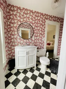 Eclectic cottage, steps from downtown - Image 5