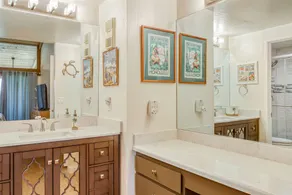 Golf course adjacent condo with furnished balcony, pool & fast WiFi - Image 4