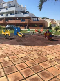 Appartement au 1er étage exposé sud avec vue sur les piscines, wi-fi gratuit et sky tv - Image 2