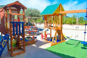 Relaxing Holiday Home with Private Garden and shared Pool - Image 3