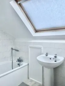 Lovely bijou loft apt, one road back from the sea - Image 3