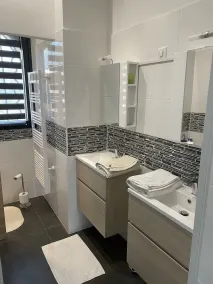Maison de famille rénovée avec piscine sécurisée - Image 3