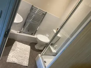 2 Bed Apt Near Hatfield Station Free Parking - Image 2