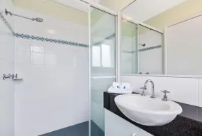 Surfcomber 2 Bedroom Rooftop Apartment - Image 3