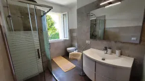 Villa avec piscine privée et grand jardin, idéale pour séjours avec des chiens. - Image 2