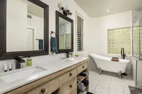 Modern Spacious 2 Master Bedroom Cal King with Loft & Pool Sleeps 6 - Image 4