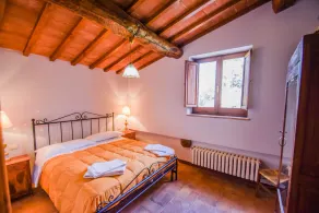 House with private pool in Umbria, 90 kms northern Rome. 6 bedrooms. - Image 4